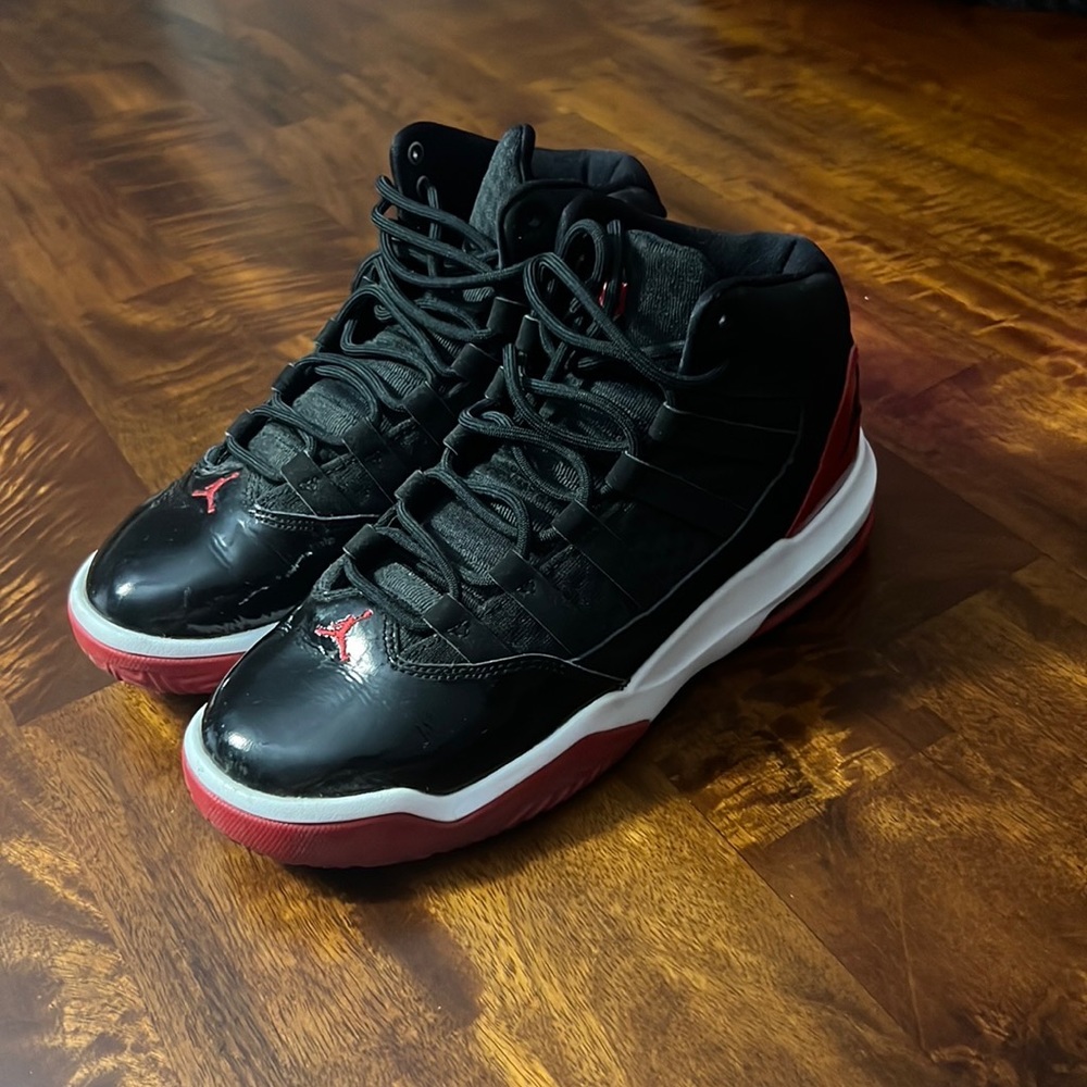“Nike Jordan”max aura black & red/white